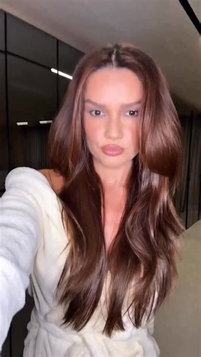 De branco, como manda a tradição! ✨🤍 Juliette apostou em um look belíssimo para a virada do Ano Novo e ainda entregou muito carão nas redes sociais. A paraibana começou o ano esbanjando beleza, atitude e presença. Uma verdadeira MUSA! (🎥: @juliette) | Hugo Gloss