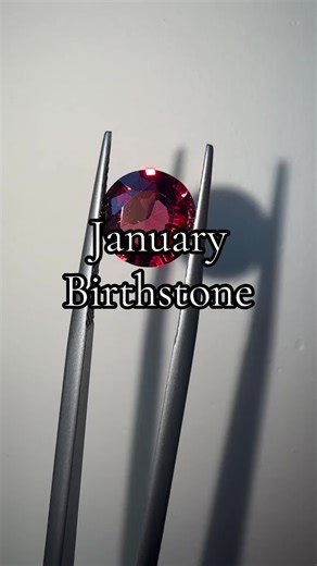 Did you know that Garnet comes in all color except blue ? In addition to the wildly known wine-red almandin Garnet and the intense red pyrope Garnet, it also come in purplish pink (Rhodolite), Orange-yellow (Spessartite), Green (either Demantoid Garnet or Tsavorite, orange-brown (hessonite), black (Melanite), and even colorless. So If you want a jewel with your birthstone but don’t like red, know that you have plenty of options ✨ Every stone is on sale on my Ig: gems_by_gms #garnet #birthstone #