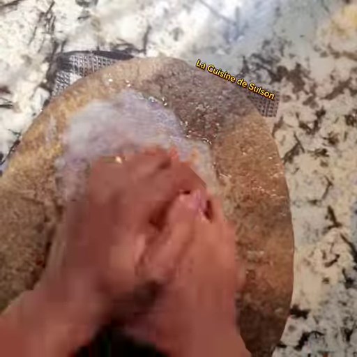 24K views · 425 reactions | Petite astuce pour écraser facilement les oignons et éviter que ça pique les yeux. #Astuce Savez-vous que si vous hachez ou écrasez les oignons avec la bouche bien pleine d'eau , ça pique moins voire pas du tout ? Ou alors votre astuce consiste à laisser reposer vos oignons dans l'eau 10minutes avant de les hacher/écraser. Testez ces astuces ! Tchouuuu #mangeons_sain | La Cuisine de Sulson | Facebook