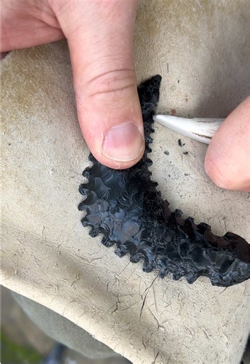 Creating a Rare Obsidian Knife Replica in Minecraft