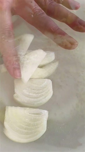 玉ねぎをスライスする【巣篭もり卵】