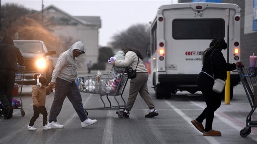 Winter storm brings H-E-B, United supermarkets to close early in Texas