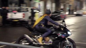 🔥Interesante escena de persecución entre Batgirl en su Bat Bike y Firefly en el camión de bomberos 🔥 La cuenta de YouTube weewalksyoutube tiene al menos 10 minutos del Behind scenes de esta feroz persecución. 📸 video de weewalksyoutube y batgirl film news ♦️Karley Quinn ♦️ | Que Hype