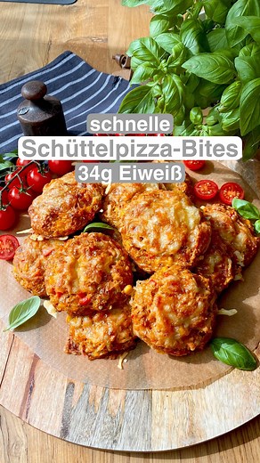 Caroline Winnefeld on Instagram: "Hallo ihr Lieben😊 diese Protein Schüttelpizza Bites müsst ihr probieren🍕❣️ Sie sind super schnell gemacht, proteinreich, Meal Prep geeignet und schmecken der ganzen Familie😋❣️ Schnell abspeichern und nachmachen‼️ Liebe Grüße und einen schönen Abend😊 Caro Anzeige => eine Portion (4 Stück) haben: 522 Kcal - 44g KH - 34g EW - 22g Fett Zutaten 4 Portionen (16 Stück): - 200g Haferflocken fein - 4 Eier - 150g rote Paprika (1 mittlere) - 150g gelbe Paprika (1 m