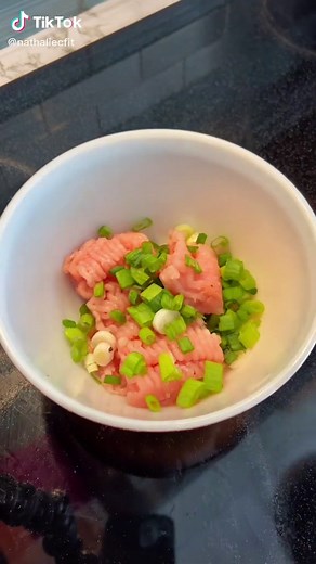 This has to be one of my favorite ways to make ground turkey! 😮‍💨🍔 2 ground turkey recipes you’ll love on my Youtube channel 🎥 Recipe: 8oz 99% lean ground turkey Green Onions Red Bell Pepper 1 tbsp Mustard 1 Whole Egg 6g Nutritional Yeast Recipe makes 3, 4oz patties! Macros per patty: 149 kcal 27P/2C/4F