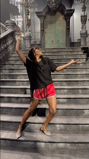 Learn to dance waacking with the choreographer of 'Romeo and Juliet'
