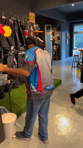 SELAMAT PAGI RIDER & BIKERS! 🏍️🔥 Having gear terbaik dan ruang lounge selesa, Southern Bike Barn jadikan setiap kunjungan anda lebih daripada sekadar servis motor. Datang service atau pasang aksesori, terus naik Level 2 ⬆️ Kami sediakan: 🎱 Main pool 🛋️ Chill & lepak 🛍️ Shopping gear riding Having jacket KLIM® 🇺🇸 & MACNA® 🇳🇱, anda boleh ride dengan bergaya sambil rasa selamat & selesa. Sementara motor kami uruskan, anda lepak dengan tenang & penuh gaya. 📍 Alamat: 54 Jalan Susur Idaman, 