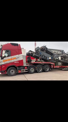 Big load? No problem. Andy had this 34 t Rubble Master RM100GO (14.7 × 2.86 × 3.15 m) up and ready in under 60 minutes, off to Leicester he goes! 💪🚛 #RubbleMaster #KingsHeavyHaulage #HeavyHaulage #HaulOfFame #HeavyHaul | Kings Heavy Haulage