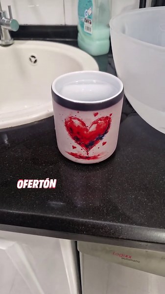 Taza de Cerámica Mágica (QIJI shop): Una taza térmica reusable con asa en forma de corazón. Cambia su diseño al contacto con bebidas calientes y frías, mostrando corazones rojos sobre fondo blanco.#tendencias #fyp #Hogar #TikTokShop #Ofertas