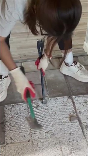 This is how the process of pounding ceramics is carried out by experts with care.