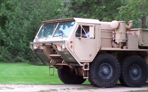 【坦克战车】- M977重型高机动战术卡车（HEMTT）