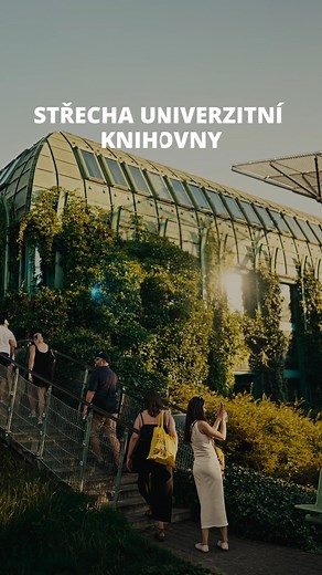 Zahrady vysoko nad ruchem města. 🌿 Střecha Univerzitní knihovny je oázou zeleně s výhledem na celou Varšavu. 🌆 Ideální místo pro romantickou procházku nebo chvíli klidu. 💚 Zažijte atmosféru na vlastní kůži. ✨ #Varšava #Warszawa #Polsko #Cestování | Poland Travel