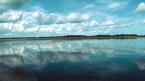 30K views · 216 reactions | Orlando ist das zweite Zuhause für Wakeboard-Champion Jamie Huser: Mehrmals pro Jahr fliegt er in den «Sunshine State», wo sich die internationale Wakeboard-Szene trifft. Wir haben Jamie beim Training auf dem Lake Toho und beim Freizeitspass im Wasserpark Aquatica begleitet. | Edelweiss | Facebook