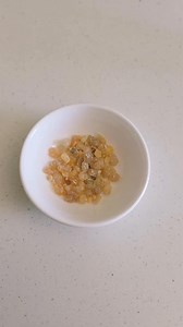 The difference between frankincense oil and frankincense resin. While both are very beneficial and have many uses the frankincense resin has the boswellic acid which has many benefits! Frankincense resin essential oil is typically extracted by using steam distillation. I love mixing frankincense resin into my jojoba oil and castor oil for all those benefits! 🌿👉 For my favorite organic oils and oil blends comment ORGANIC Or get them here: http://www.anorganicoasis.com/?ref=insideoutbeauty 🌿👉 