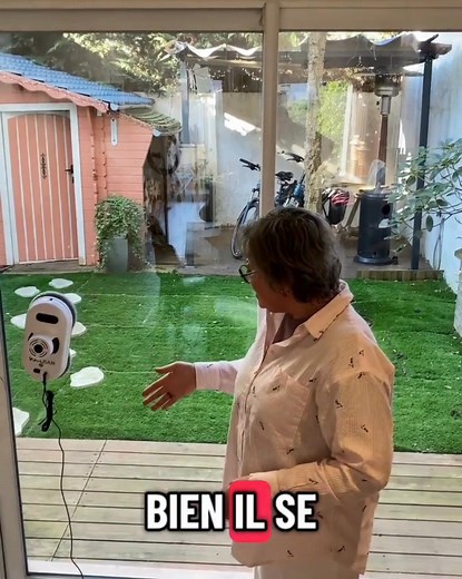 1.2K views | Black Friday - Robot lave vitre V3clean en vente flash ! Marre de laver les vitres à la main ? Laissez le robot le faire à votre place. Noté 4,7 + 25.000 clients. 2 ans de garantie, livraison 24h gratuite, et 30 jours satisfait ou remboursé . | V3clean | Facebook