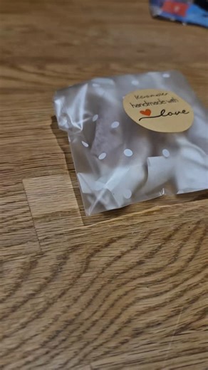 Diana Futtrup on Instagram: "🎄hjemmelavet julegaver PART 10 – Hjemmelavede julekarameller 🍬✨ Okay… de her karameller er farligt gode. Bløde, seje, cremede – og så smager de af ren julehygge, fordi vi smelter juleskum direkte ned i massen 🫕 Opskriften (giver ca. 60 stk): 2 dl sukker 2 dl fløde 2 dl mørk sirup 16 stk juleskum 50 g smør 🔸 Put ALT i gryden fra start. 🔸 Kog ved medium varme og rør hele tiden. 🔸 Lad massen småkoge, til den når ca. 122–124 grader (karamelstadie). – Har du ikke te