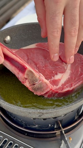 Kan man stege en bøf i ekstra jomfru olivenolie? JA – og det gør jeg her! 🥩🔥 Der findes mange myter om, at olivenolie ikke kan tåle varme – men den holder ikke vand. I virkeligheden er ekstra jomfru olivenolie en af de mest stabile olier at stege i. Man har stegt med olivenolie i tusindvis af år i middelhavslandene – og det virker stadig! Så næste gang du steger en bøf: drop myterne, hæld en god olivenolie på panden… Ingredienser: 1 stk. entrecote på ben á ca. 350 g 2–4 spsk ekstra jomfru oliv