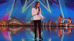 Qual a melhor forma de irritar seu colega jurado? Isso mesmo! Aprovando uma versão death metal de "Let It Go", tema do Frozen! #Liimatainen | Heavy Metal Mania BR