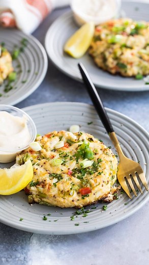 Loaded with a full pound of seafood, these homemade Crab Cakes with Remoulade are a step above those filler-loaded recipes. https://www.culinaryhill.com/crab-cakes-with-remoulade/ #CulinaryHill #CrabCakes #CrabCakesWithRemoulade #CrabRecipes | Culinary Hill