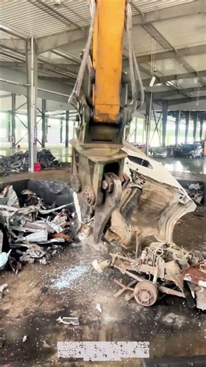 鉄板も一発切断！資源循環センター内における小型トラック車体の圧砕・スクラップ分離現場 #worker #process #scrapmetal #demolition #machinery