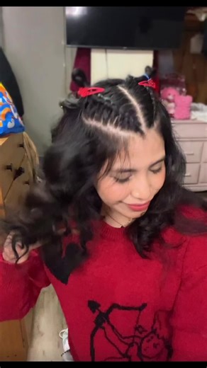 ✨ “Si te gustan los peinados tiernos… tienes que probar este 👀✨”. #PeinadosConTrenzas #spacebuns #C#CabelloCortoPe#PeinadoTriana024
