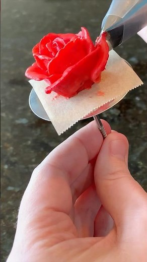 How to Pipe a Perfect Buttercream Rose on a Flower Nail 🌹
