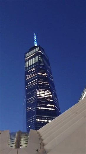 One World Trade Center's spire changing colors #wtc