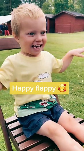 Hand flapping is one of Vilhelm's signs of autism 🥰 Remember that autism is not diagnosed by one thing alone, there has to be several signs to make a base of suspicion ❤ #autismawareness #earlysignsofautism #handflapping