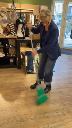 Hello les modeuses 😄 Allez, let’s go : COUP DE BALAI SUR LA COLLECTION HIVER ! On a sorti l’artillerie lourde : des PRIX RONDS qui donnent le sourire, des pépites automne-hiver à prix tout doux et une seule mission pour vous 👉 venir vous faire plaisir sans culpabiliser (c’est médical, si si !). C’est parti pour une super journée samedi shopping 🛍️ : pulls cocooning, manteaux bien chauds, robes faciles à vivre… tout ce qu’il faut pour finir la saison en beauté. Premier arrivé = premier craquag