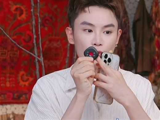 红光轻轻一扫，再隐藏的摄像头都会立马现行！