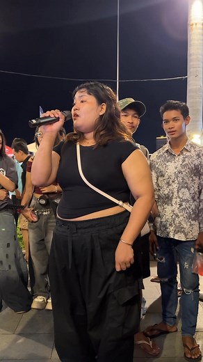 1.4M views · 89K reactions | ស្រីស្អាត ប៉ះគ្នាហើយ នៅ Walk Street  ជាមួយ D20 ពីរគ្រាប់ភ្ចាប់ចូលគ្នា អេមនោះអេម 朗 Telegram: https://t.me/wkingttp | W-King Mobile Store | Facebook