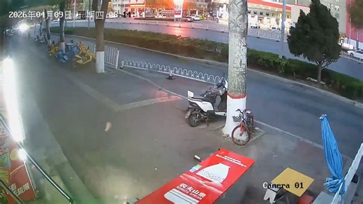 Strong winds topple vending machine in Ningxia, China