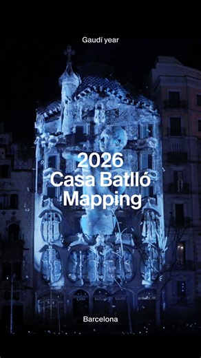 Casa Batlló opens the Year of Antoni Gaudí with yet another incredible mapping on the façade of Casa Batlló — this year it’s United Visual Artists who created the projection, merging the architecture of the heritage building with mind-blowing digital art. 👉 If you’ve missed the show, no worries: last week Casa Batlló turned the second floor of the building into a contemporary art space, curated by the same art collective. Casa Batlló enceta l’Any Antoni Gaudí amb un altre mapping espectacular a