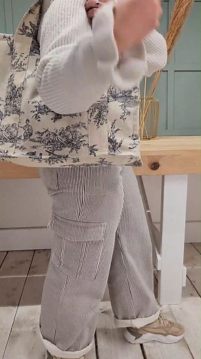 Tuto parfait lorsqu’on se lance dans la couture : le sac cabas en toile de Jouy 🛍️ À utiliser aussi bien en sac de courses qu’en accessoire mode tendance (on l’a même repéré dans certains défilés 😜), il est ultra simple à réaliser et c’est un excellent premier projet. 😃 Et pour celles et ceux qui souhaitent être accompagnés, nos coachs d’ateliers couture seront ravis de vous aider ! 👉 https://bit.ly/tuto_sac_cabas #sewsewsew #sewingproject #mondialtissus #fieredemes10doigts #diycouture #diy