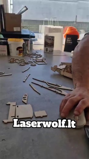 🔥 Ar surinktum šitą Mustang iš fanieros pats? Kiekviena detalė pjauta lazeriu. Kiekvienas kampas – tikslumas iki milimetro. Ir gale – legendinis Ford Mustang atgimsta iš medžio. 🐎 Palauk iki galo – rezultatas vertas tavo dėmesio. 💬 Parašyk komentaruose „NORIU“, jei tokį statytum pas save ant stalo. ❤️ Spausk like, jei patinka rankų darbas. 📩 Nori užsisakyti? Parašyk asmeniškai – pagaminsiu ir tau. #laserwolflt #lazerispjovimas #dovana #laserengraving #fordmustang