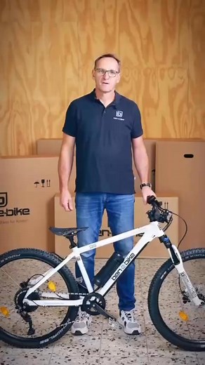 🎥 Worauf solltest Du beim Kauf eines Kinder-E-Bikes achten? Alex von ben-e-bike hat die Antworten! 🙌.🌟 Leicht & hochwertig – Zwei Worte, die beim E-Bike-Kauf für Kids an erster Stelle stehen sollten. Leichte Bikes sorgen für mehr Spaß und weniger Frust, egal ob auf den Trails oder dem Weg zur Schule. 🚵‍♂️💨.💡 Der Clou? Mit nur einem Handgriff wird aus deinem E-Bike ein Bio-Bike! Akku ab – und los geht's! 🎒⚡️ Perfekt, wenn dein Kind lieber ohne Akku mit den Kumpels durchs Gelände heizen wil