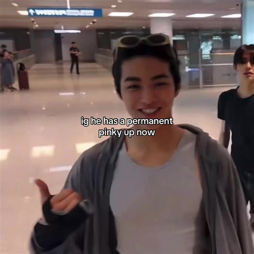 He looks happy as hell with broken fingers #keonho #cortis #coer #pinkyup #fyp