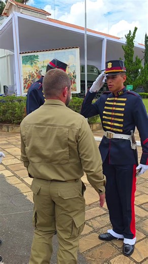 No mesmo Pátio Sargento Max Wolf Filho, gerações se encontram. De um lado, eu, ex-aluno da Escola de Sargentos das Armas de 1988. Do outro, os alunos recém-egressos que acabam de viver esse momento histórico. O tempo passa… mas os valores, a disciplina e o espírito de servir ao Exército Brasileiro permanecem vivos em cada geração.