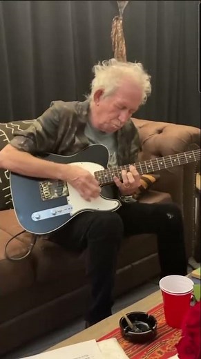 Keith Richards plays Before They Make Me Run backstage before the show in Minneapolis
