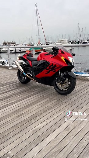 大型バイクの逃走劇：横浜での大胆な挑戦