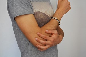 Comment soigner la tendinite du coude naturellement ?