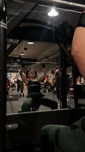 DÉVELOPPÉ MILITAIRE SMITH MACHINE