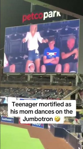 Mom embarrasses her son dancing at the Padres game 😂 (via @RendonRudy/X)