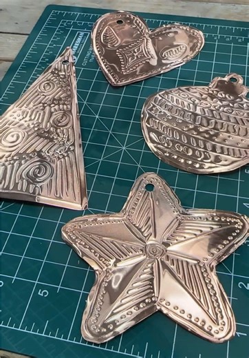 ✨ Embossed copper Christmas decorations ✨ I made 4 big decorations from just one sheet of copper foil but you could make loads of smaller ones or even a garland! Which would you choose – 4 statement pieces or lots of minis? 🎄 If you’re local, join us on Wed 17 Dec, 6.30–8pm, £35 for mince pies, Christmas music and festive crafting. Booking via our website or in the gallery. Not nearby? Save this video as a tutorial and try embossing at home! Double tap if you love handmade Christmas decorations