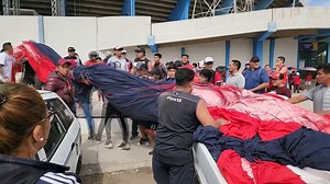 263K views · 6.9K reactions | Y ALGUNOS DICEN QUE SOLO ES FÚTBOL… LOS HINCHAS AVIADORES DEMOSTRARON QUE LA PASIÓN NO TIENE LÍMITES #GameOverDeportes | Game Over Deportes | Facebook