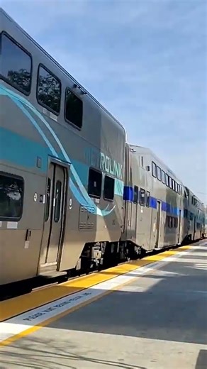 Metrolink Holiday Express train #2 breezes at La Sierra Station