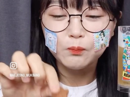 【Aejeong】跑路姐装可爱吃蜡笔小新同款零食
