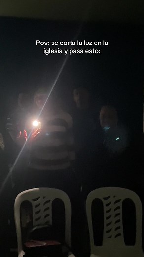 Se corta la luz en la iglesia y el pueblo sigue adorando al Señor