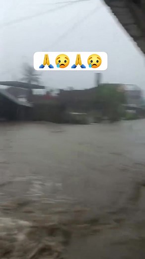 STORM SURGE ALERT ⚠️ A #stormsurge has hit the coastline of Brgy. Sabang, #Calabanga, #CamarinesSur as Super Typhoon #UwanPH continues to batter the #Bicol Region. Waves and rising seawater have caused flooding in coastal homes and nearby areas. Residents are urged to move to higher ground immediately and follow evacuation orders from local authorities. Stay alert. Stay safe. | Video courtesy of GM D. #UwanPH #CamarinesSur #StormSurge #Calabanga #StaySafePH | Daily Tribune
