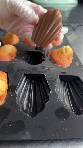 🐚 #frenchmadeleines #travelcake #frenchpastry #bakersoftiktok #bakersofuae #fyp #madeleine #frenchpastry